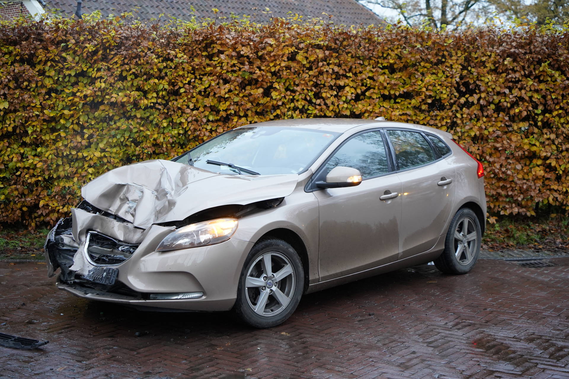 Auto botst op tractor in bocht