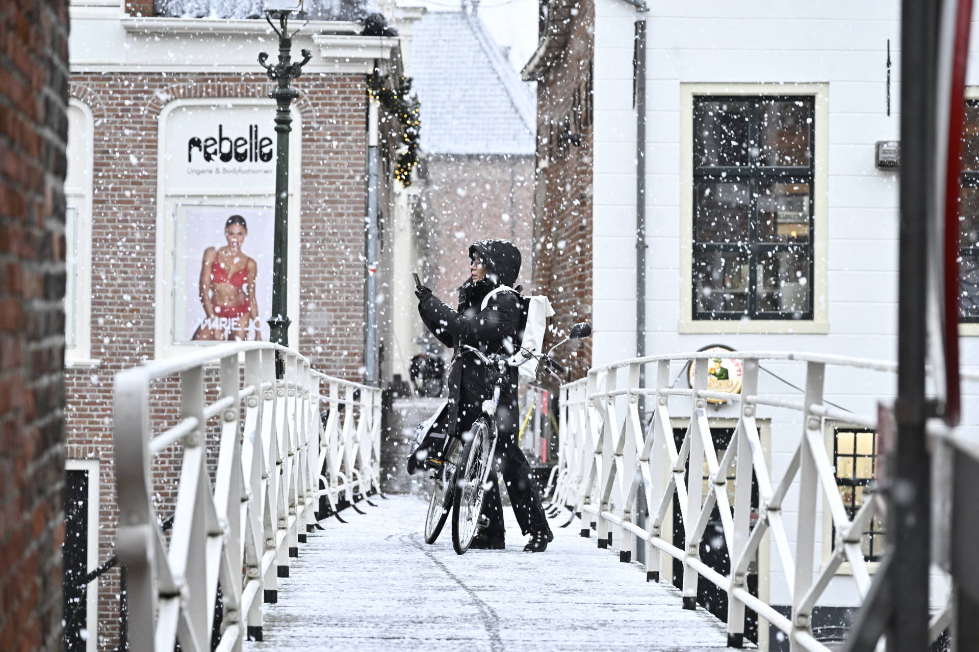 Eerste sneeuw zorgt voor gladheid in Groningen, code geel van kracht