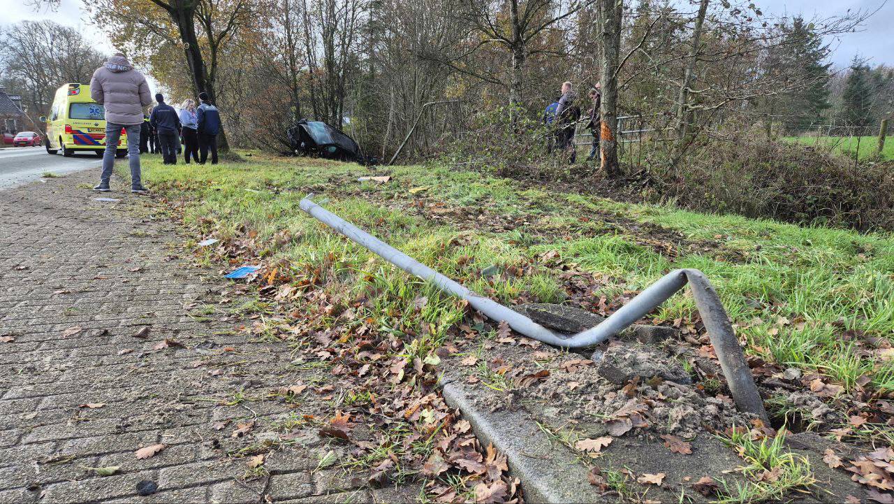 Auto raakt van de weg, oorzaak nog onbekend