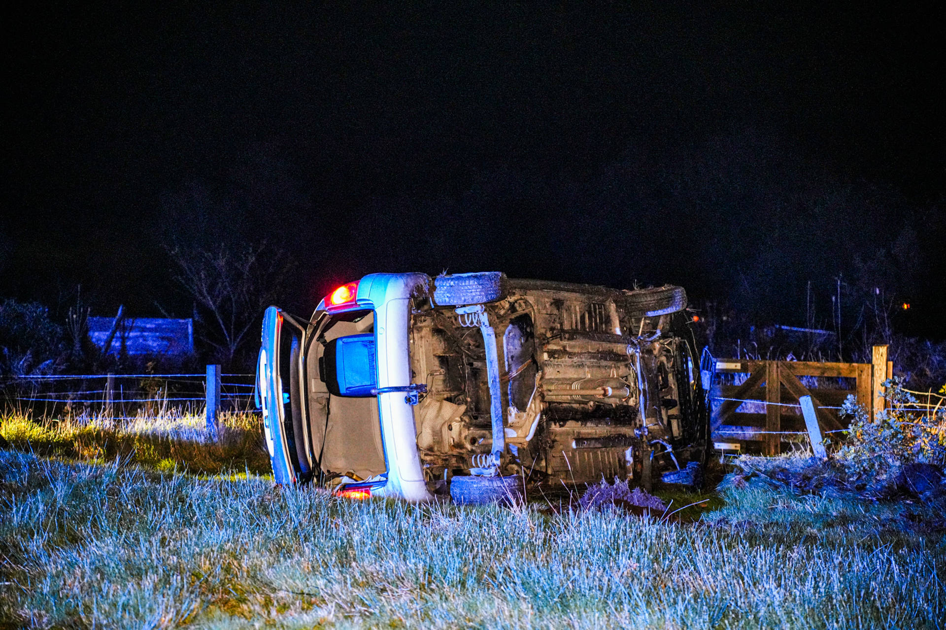 UPDATE | Auto op zijkant in berm; bestuurder aangehouden voor rijden onder invloed