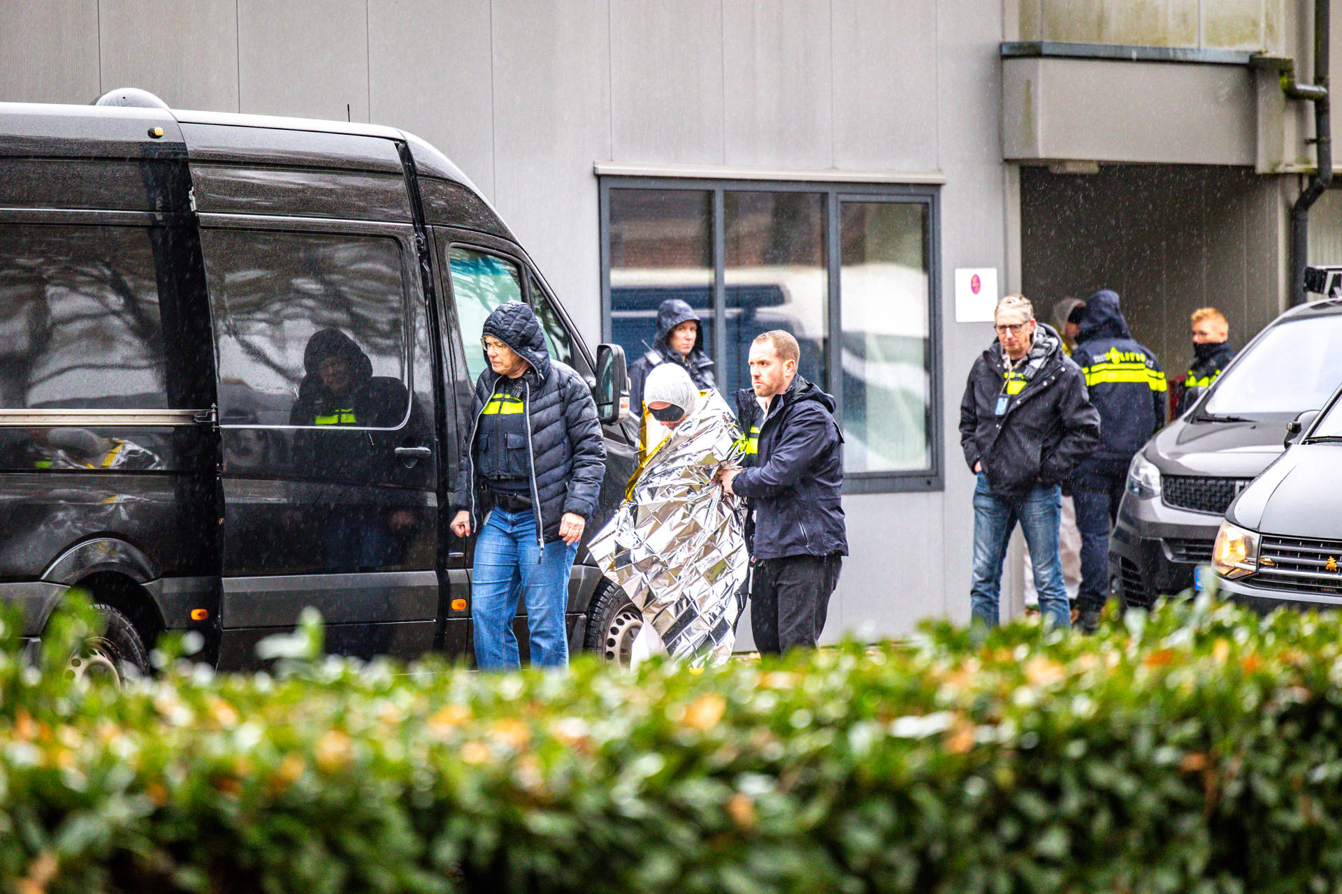 Drugslab ontdekt in bedrijfsverzamelgebouw, twee verdachten aangehouden