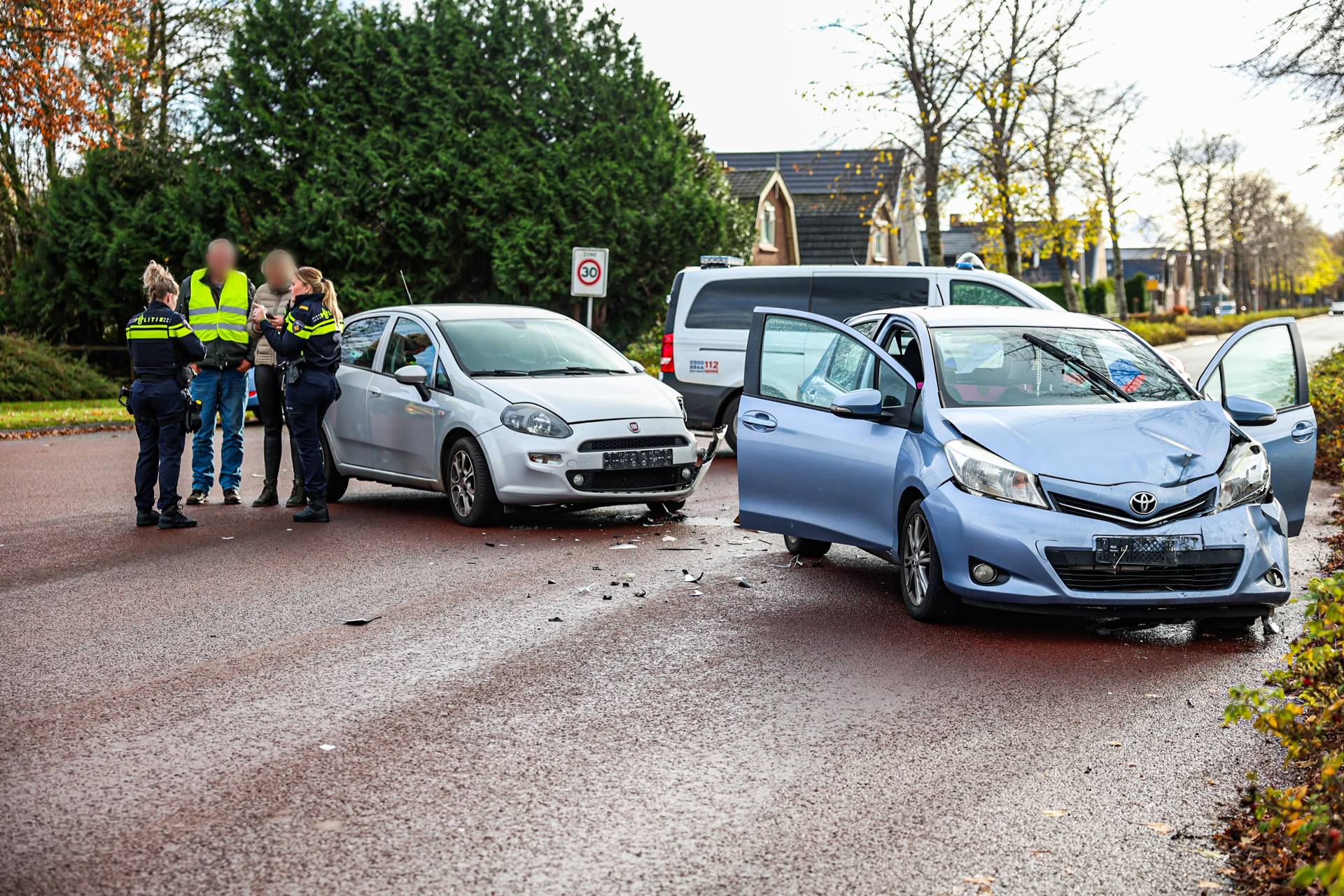 Automobilist naar ziekenhuis na botsing op kruising