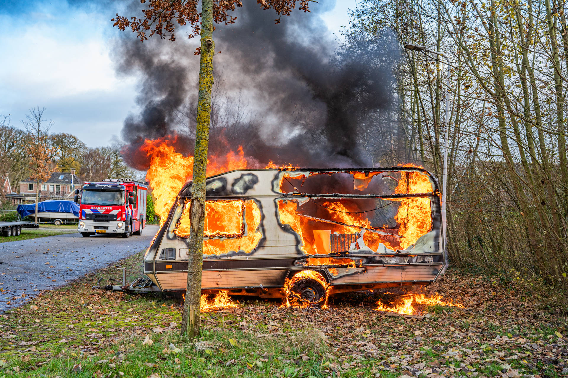Caravan in lichterlaaie en brandt volledig uit
