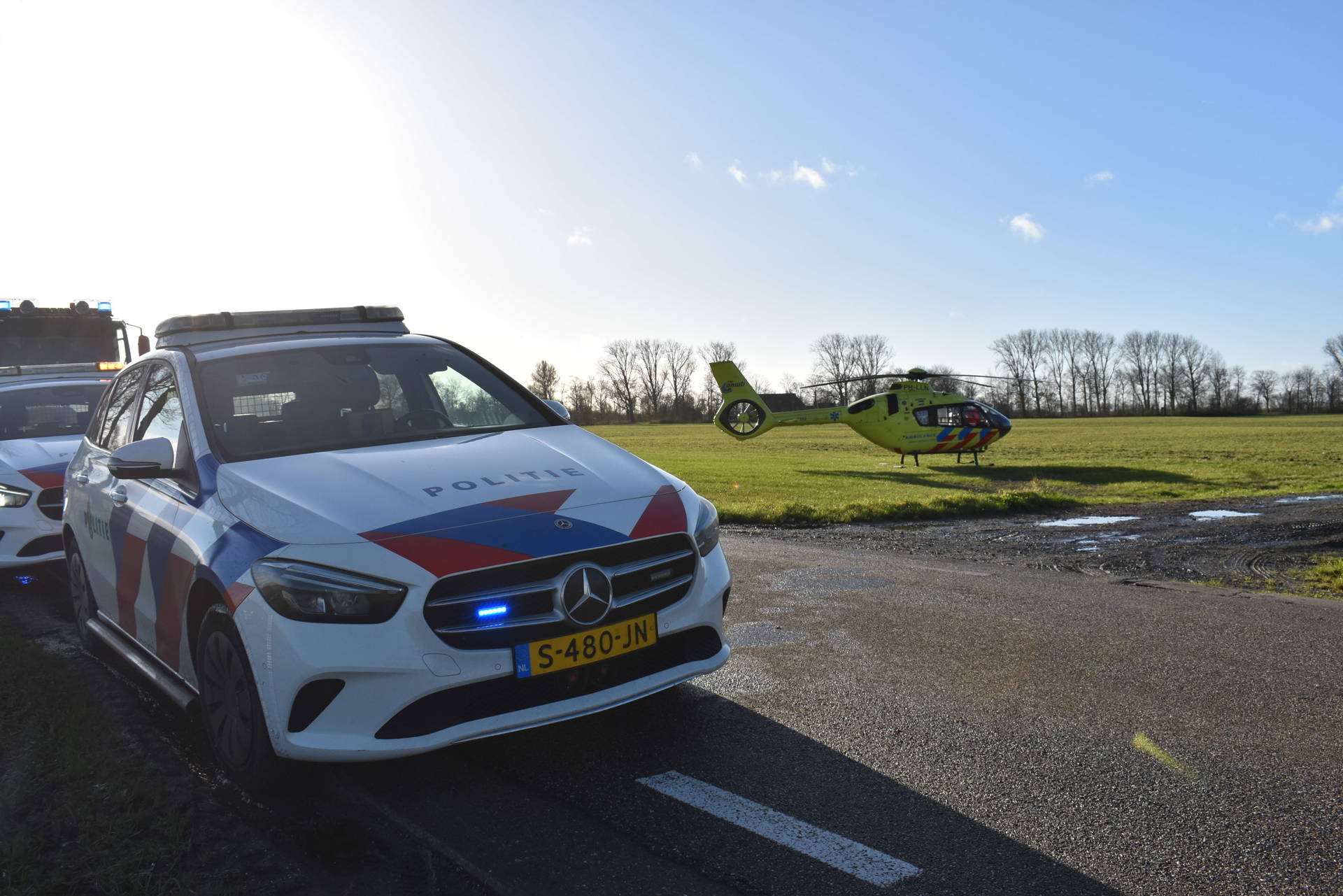 Auto met vijf inzittenden te water, één dode en vier gewonden