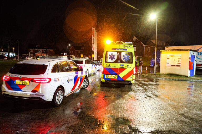 Auto botst op vrachtwagen bij tankstation, inzittende onderzocht