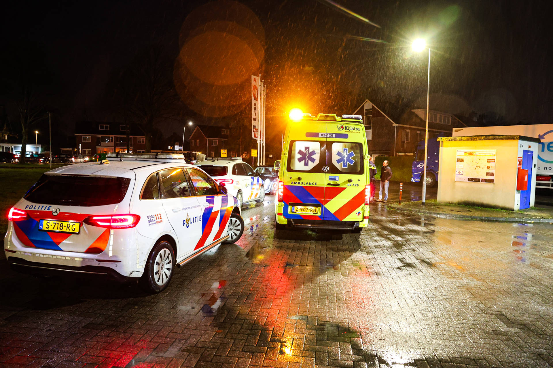 Auto botst op vrachtwagen bij tankstation, inzittende onderzocht