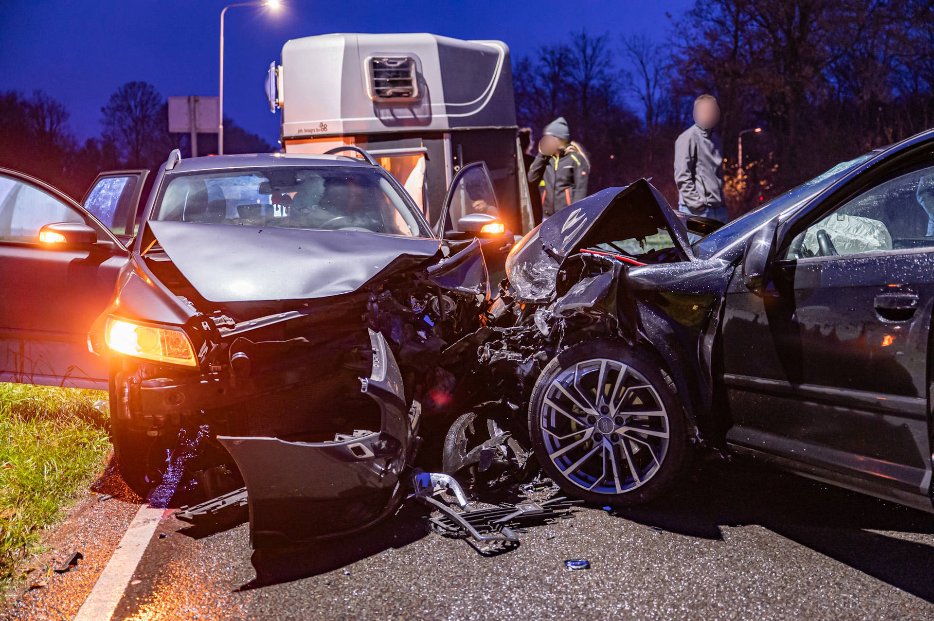 Auto botst op paardentrailer bij kettingbotsing