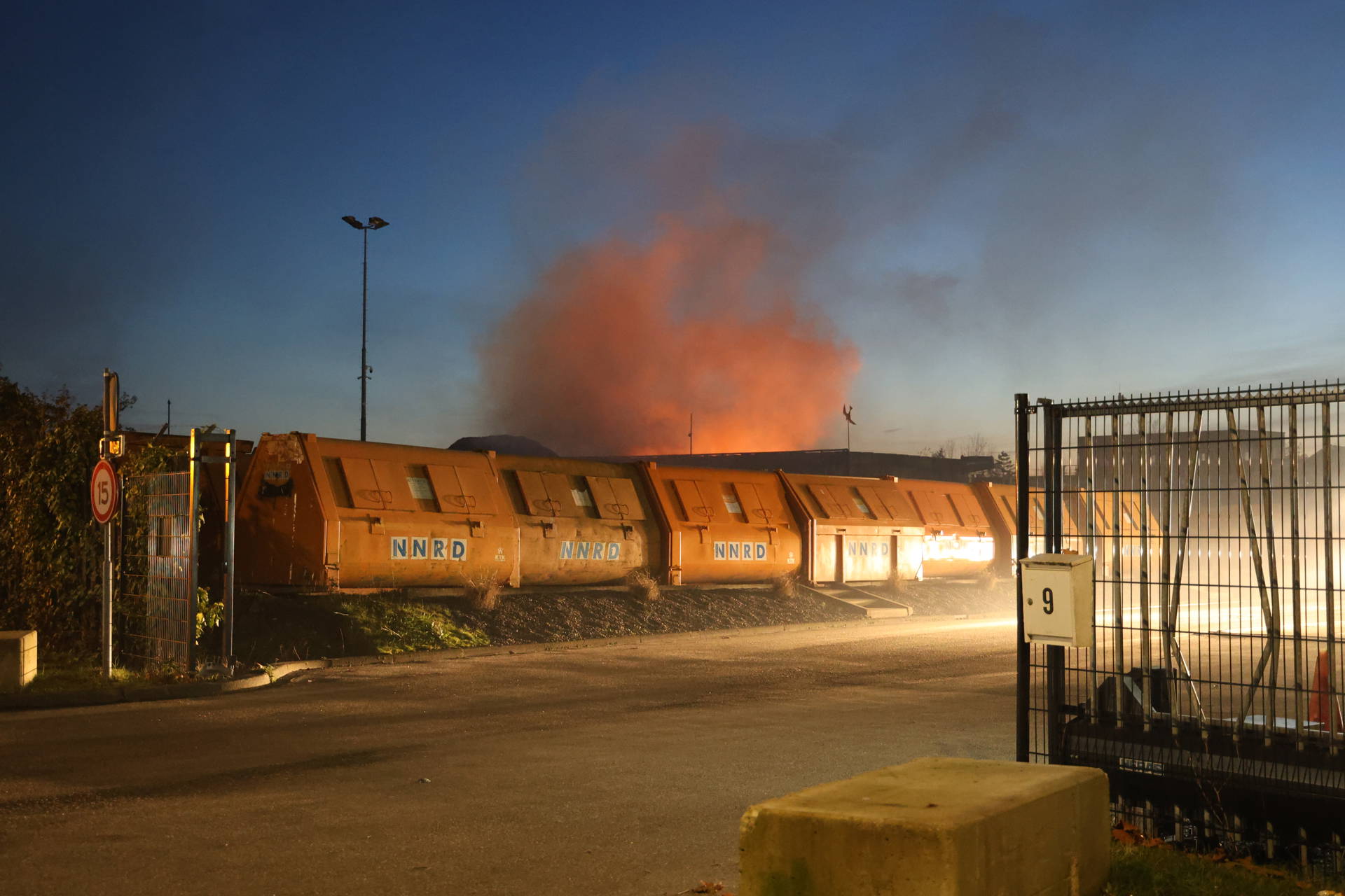 Brand op terrein van afvalverwerker