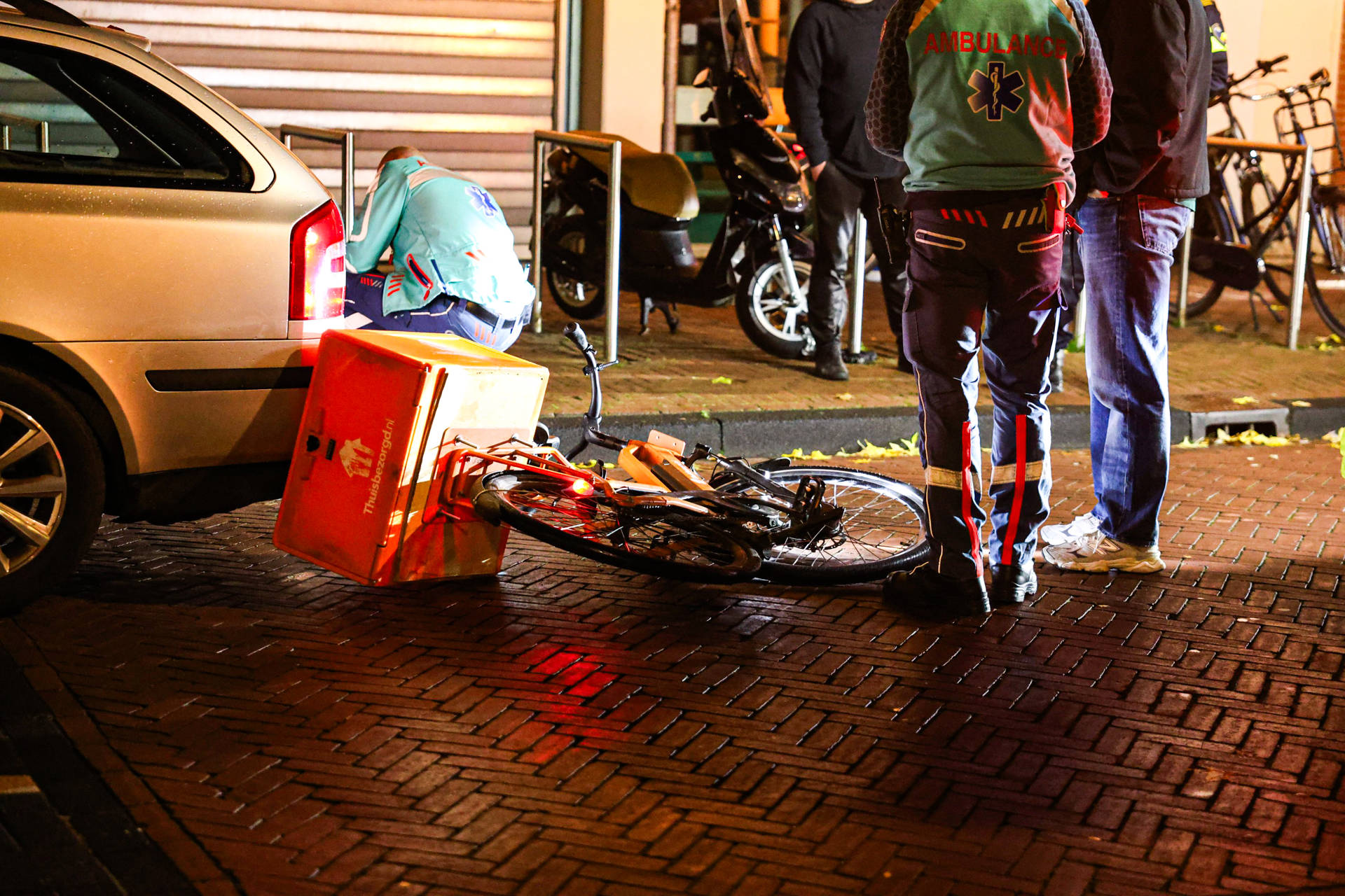 Bezorger botst met fiets achterop stilstaande auto