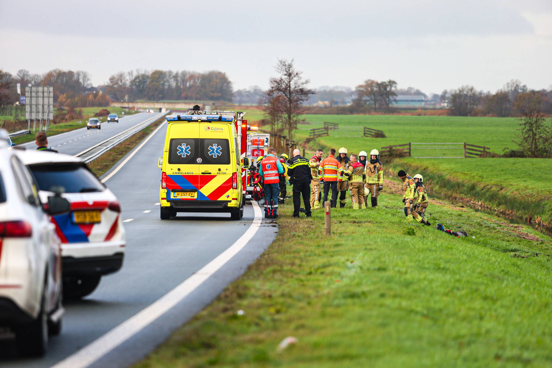 VIDEO | Heldhaftige omstanders springen sloot in om bestuurder te redden