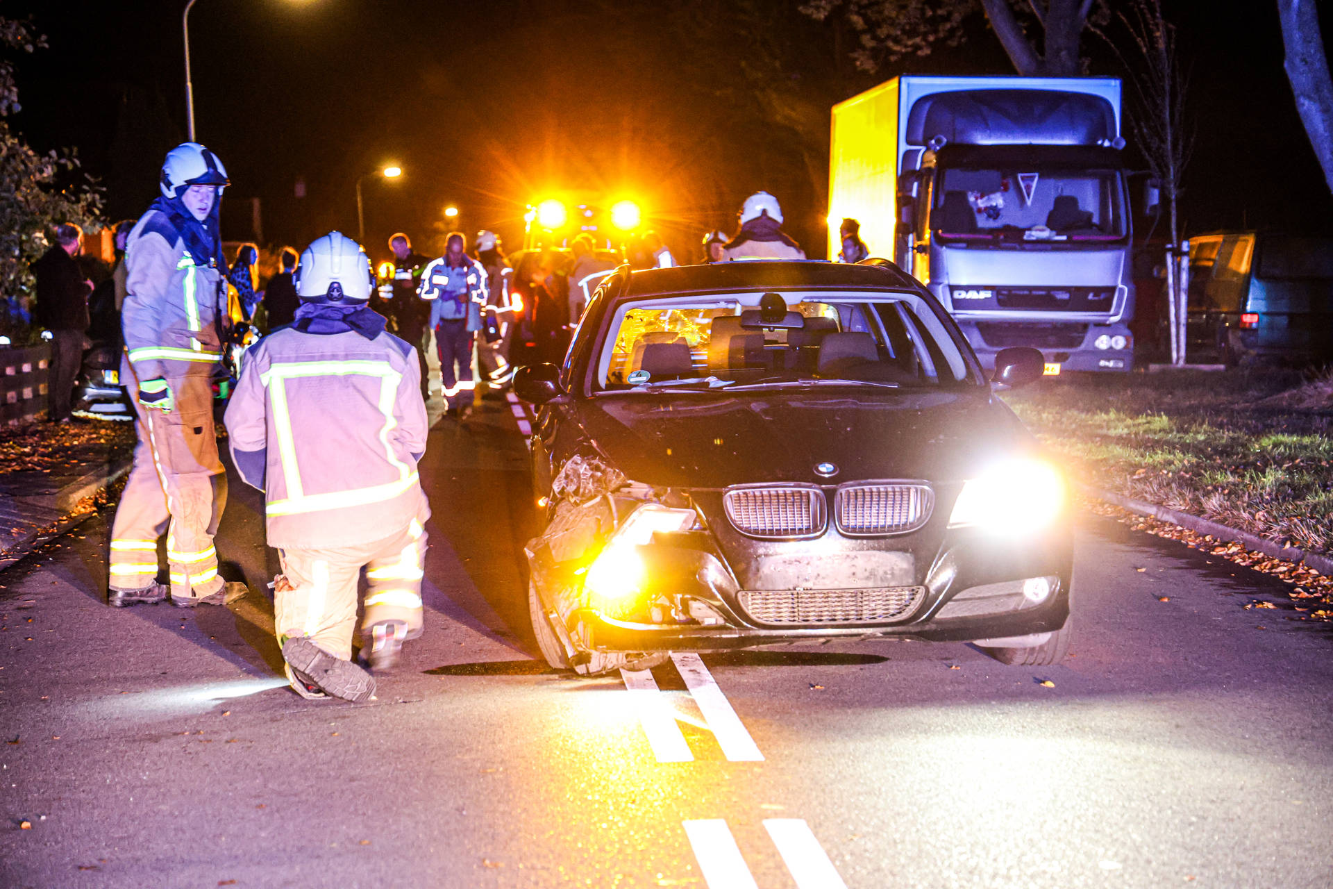 Automobilist botst op geparkeerd voertuig