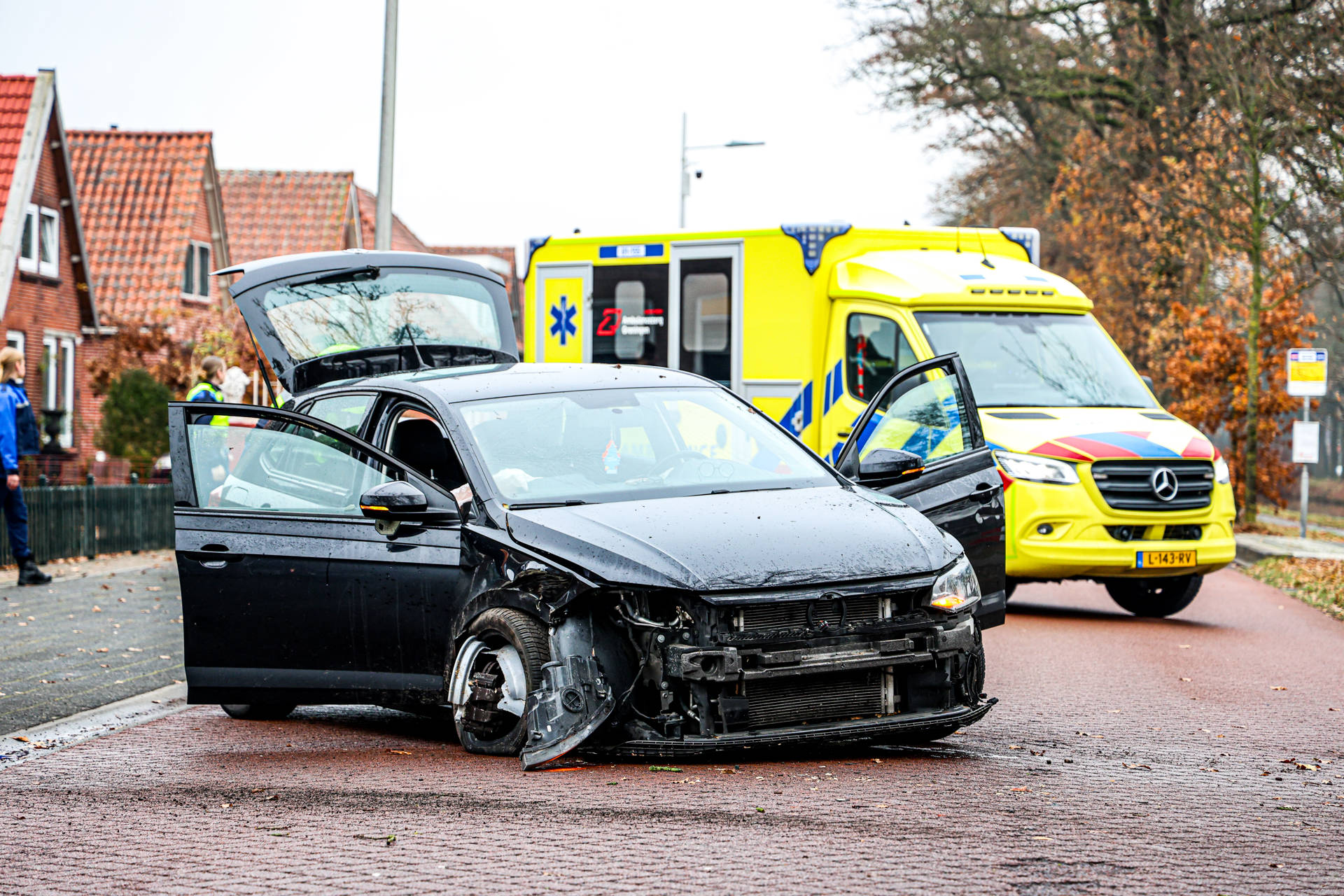 Automobilist ramt boom en raakt gewond