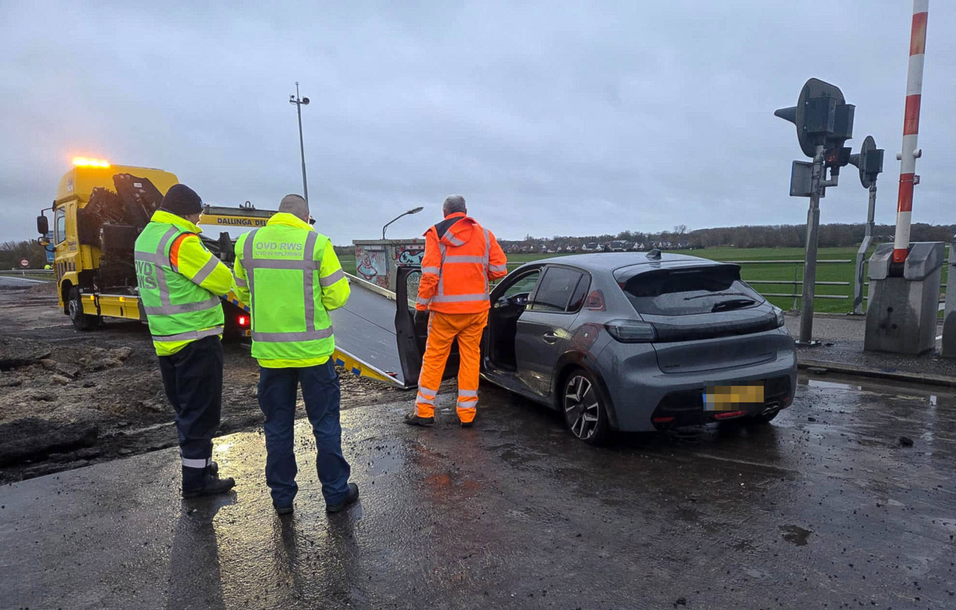 Automobilist rijdt door afzetting en belandt in werkvak