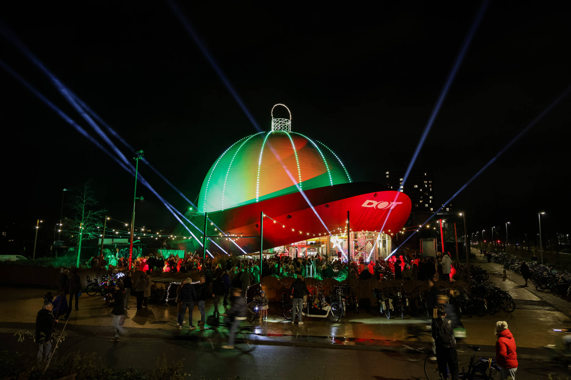 Grootste kerstbal van Europa ontstoken in Groningen