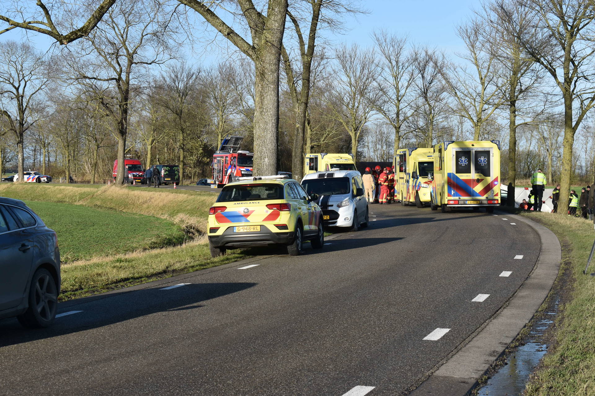 Vier gewonden, twee ernstig, bij auto tegen boom