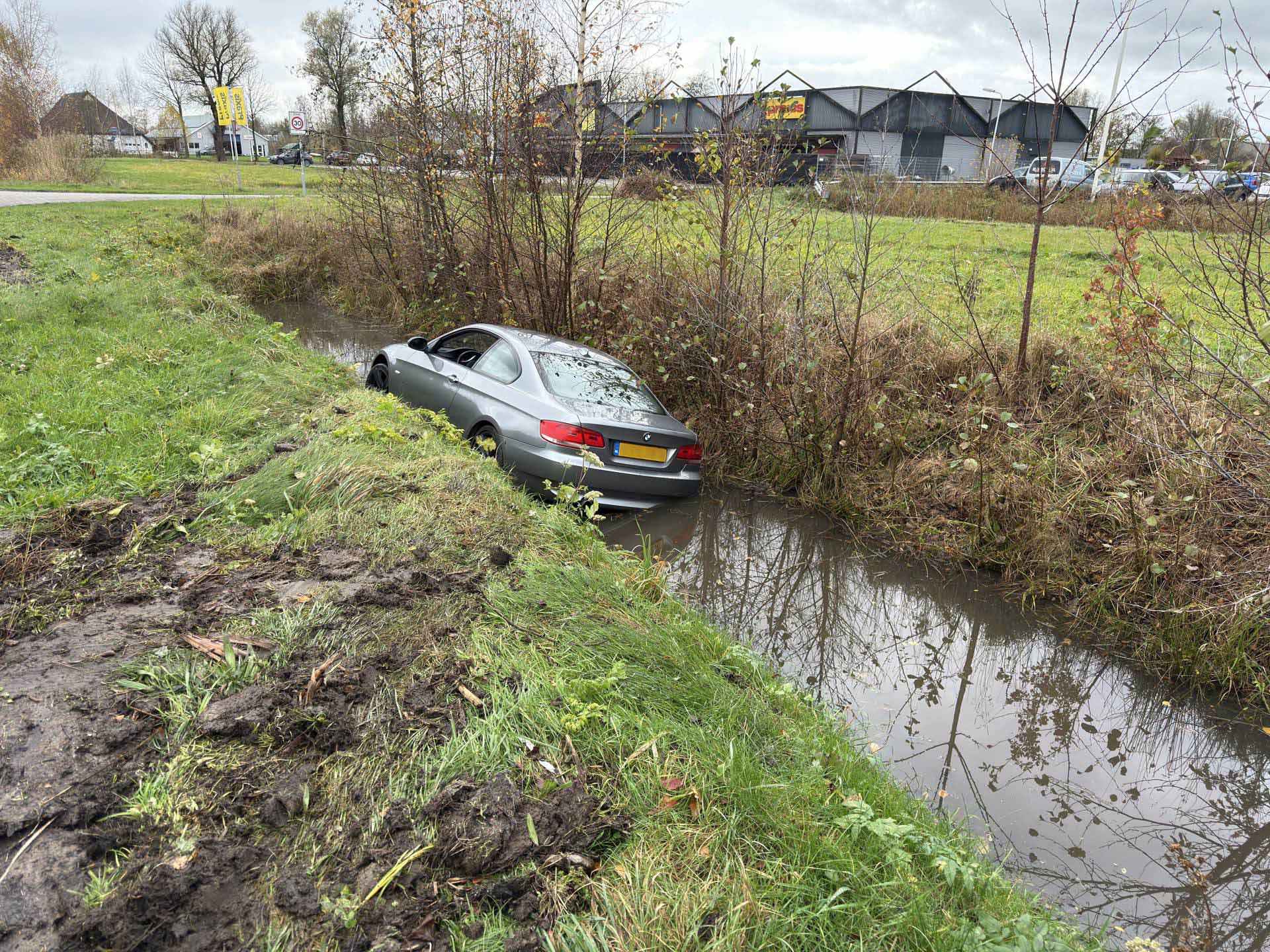 Automobilist rijdt in sloot; bestuurder vertrekt in ander voertuig