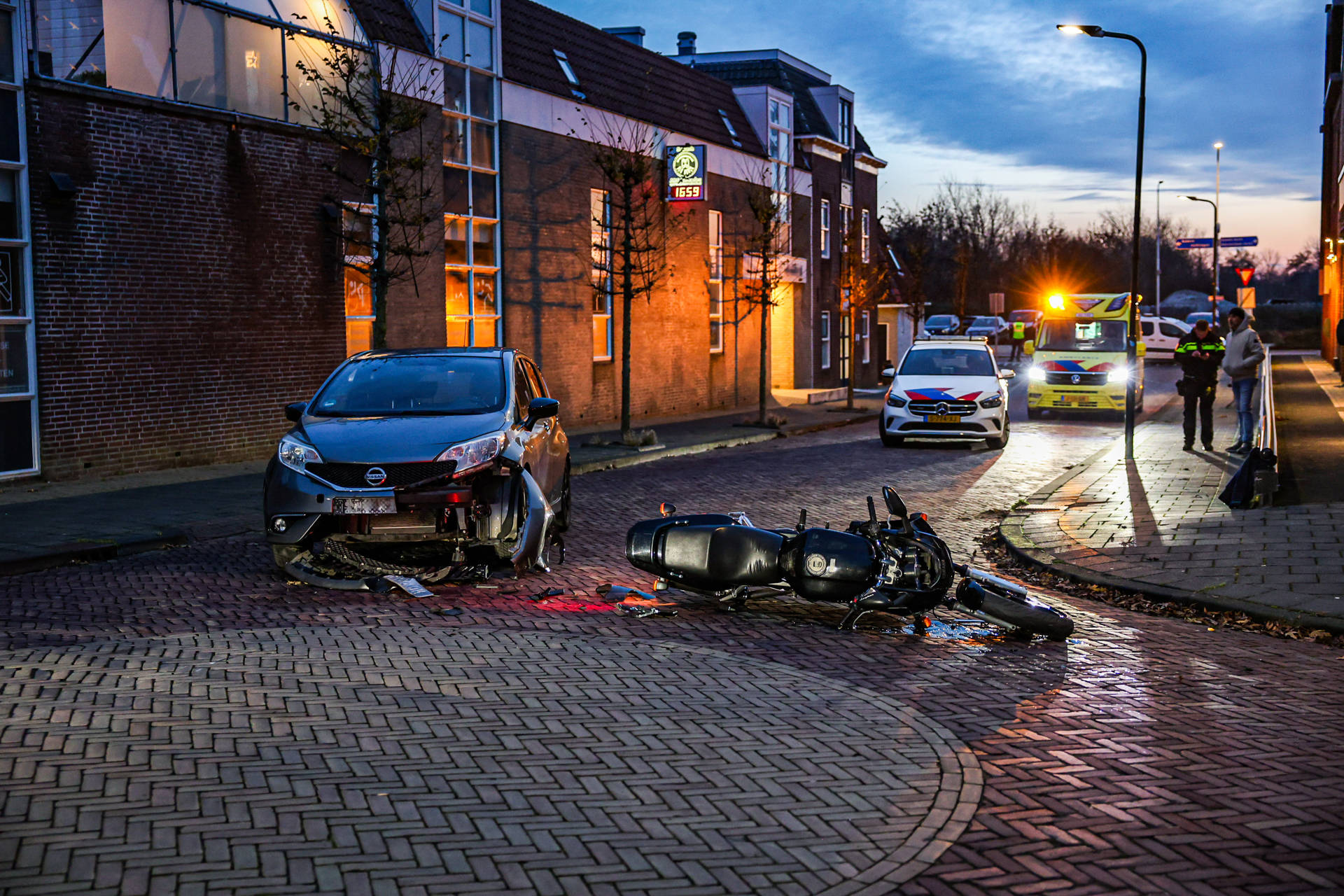 Motorrijder gewond na botsing met auto