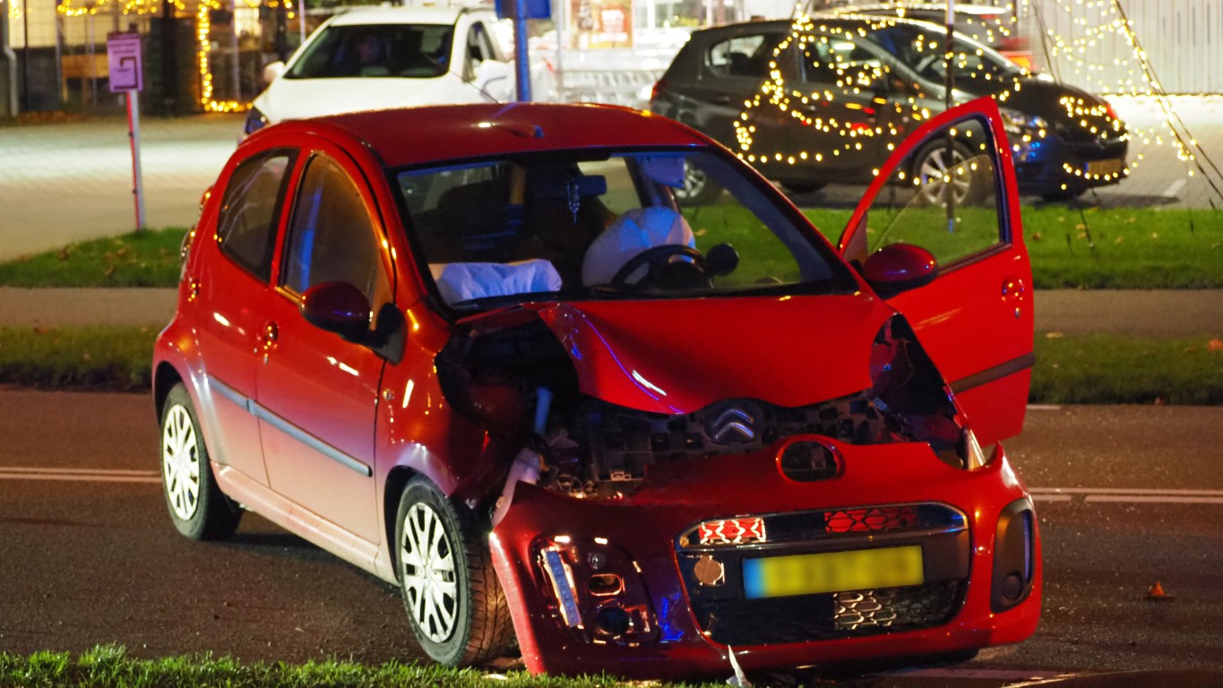 Auto tegen boom in Coevorden: Jonge vrouw gewond