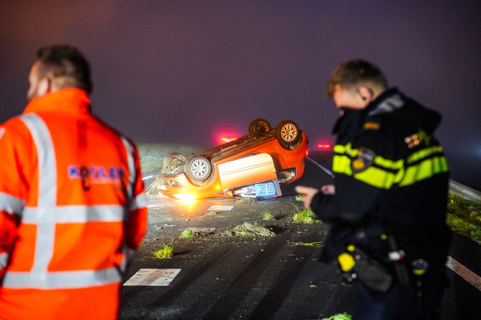 Auto slaat over de kop bij dichte mist op Provincialeweg