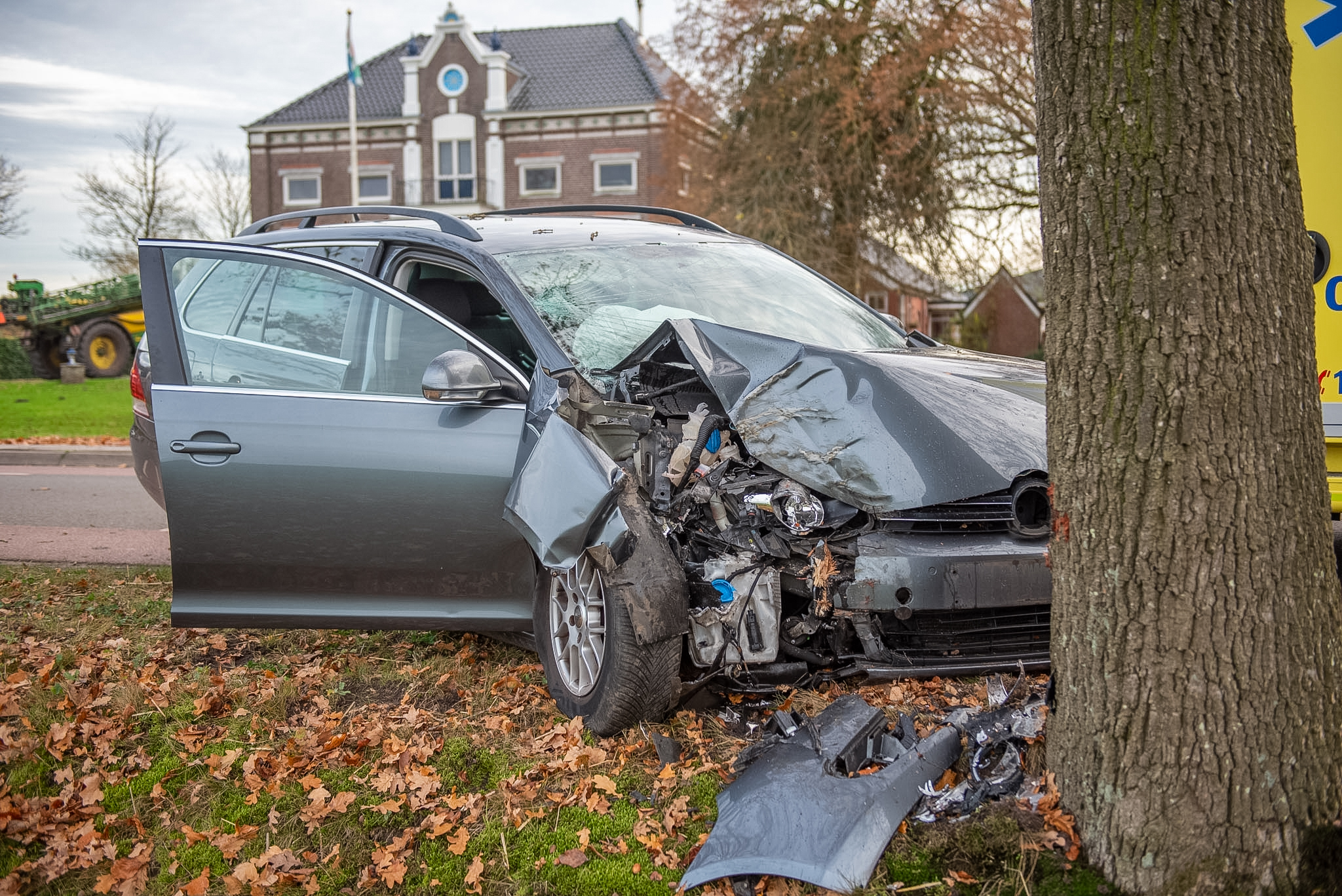 Auto botst tegen boom na uitwijkmanoeuvre voor tractor