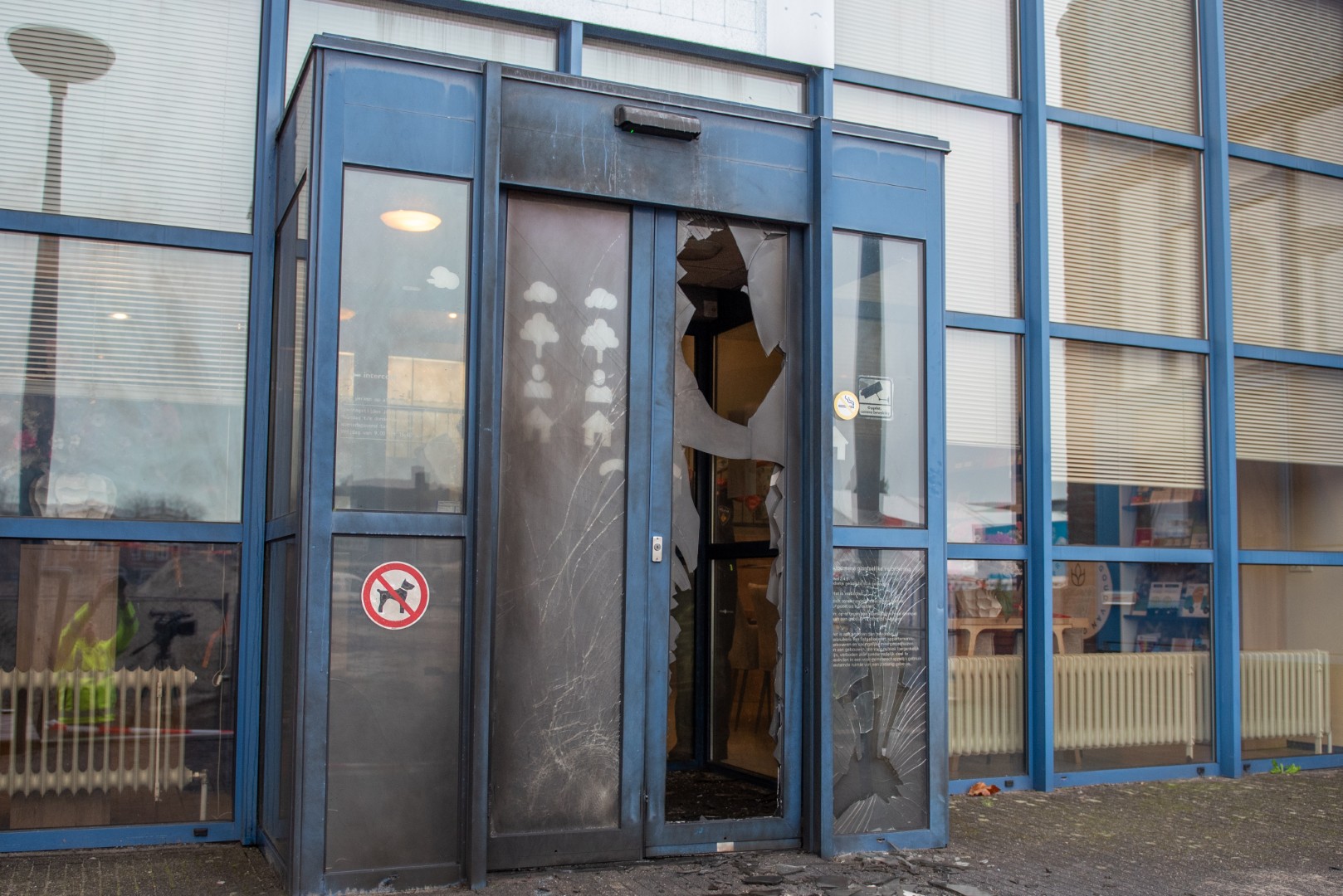 Explosie bij ingang gemeentehuis