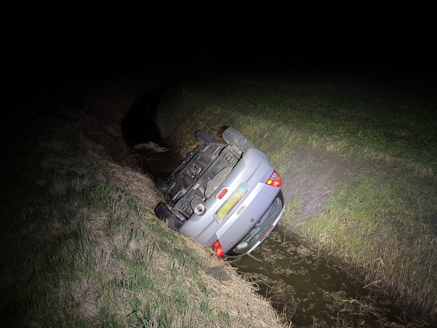 Auto belandt op de kop in sloot na uitwijkmanoeuvre voor dier
