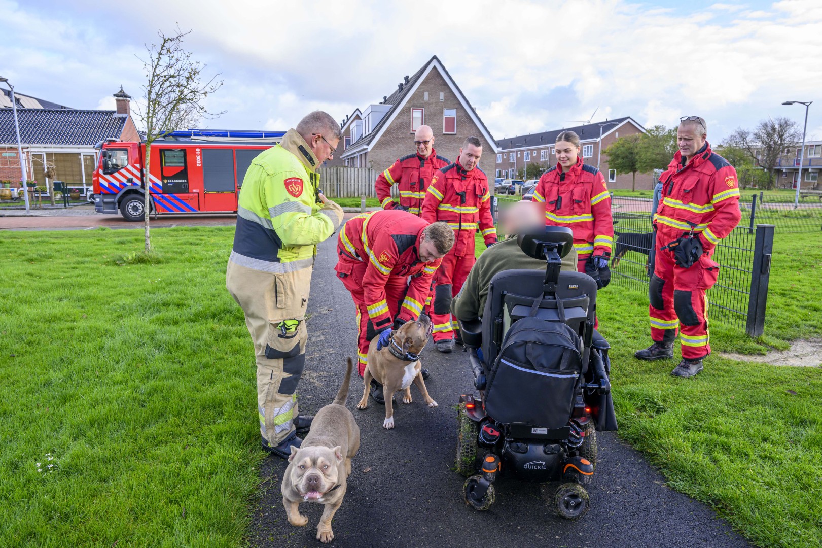 Man met scootmobiel vast in honden uitlaatparkje