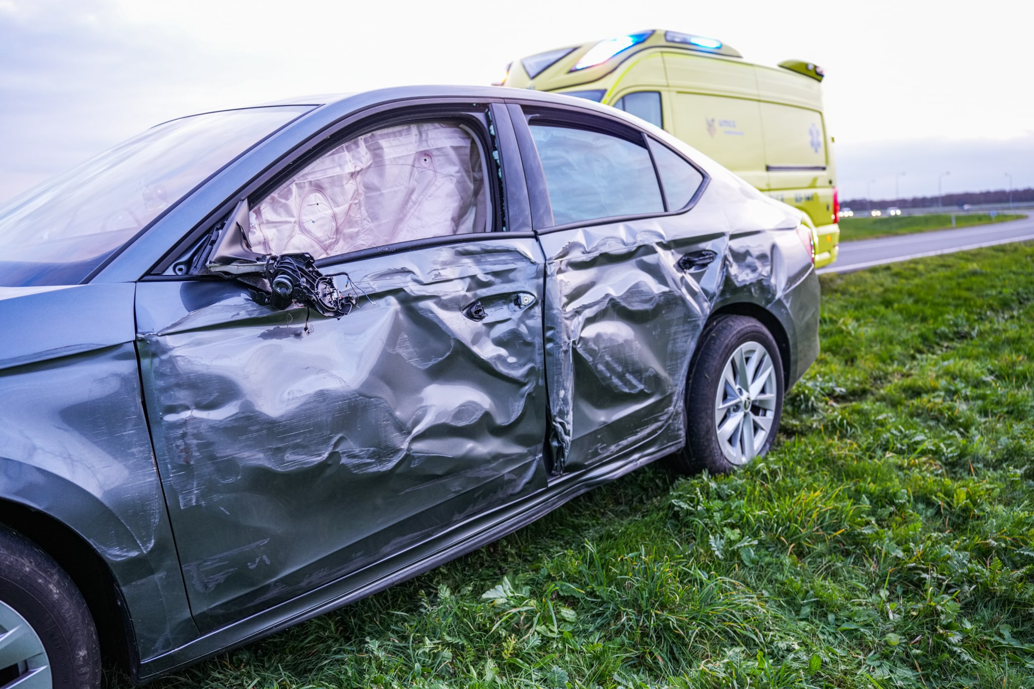 Auto botst tegen lantaarnpaal op knooppunt