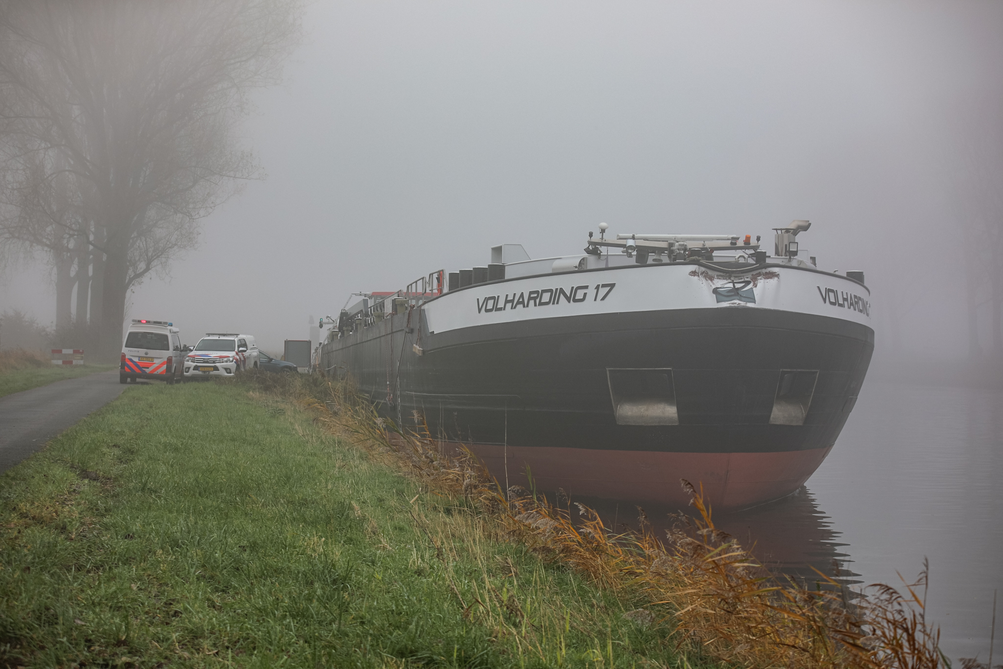 Binnenvaartschip vaart in dichte mist tegen brug