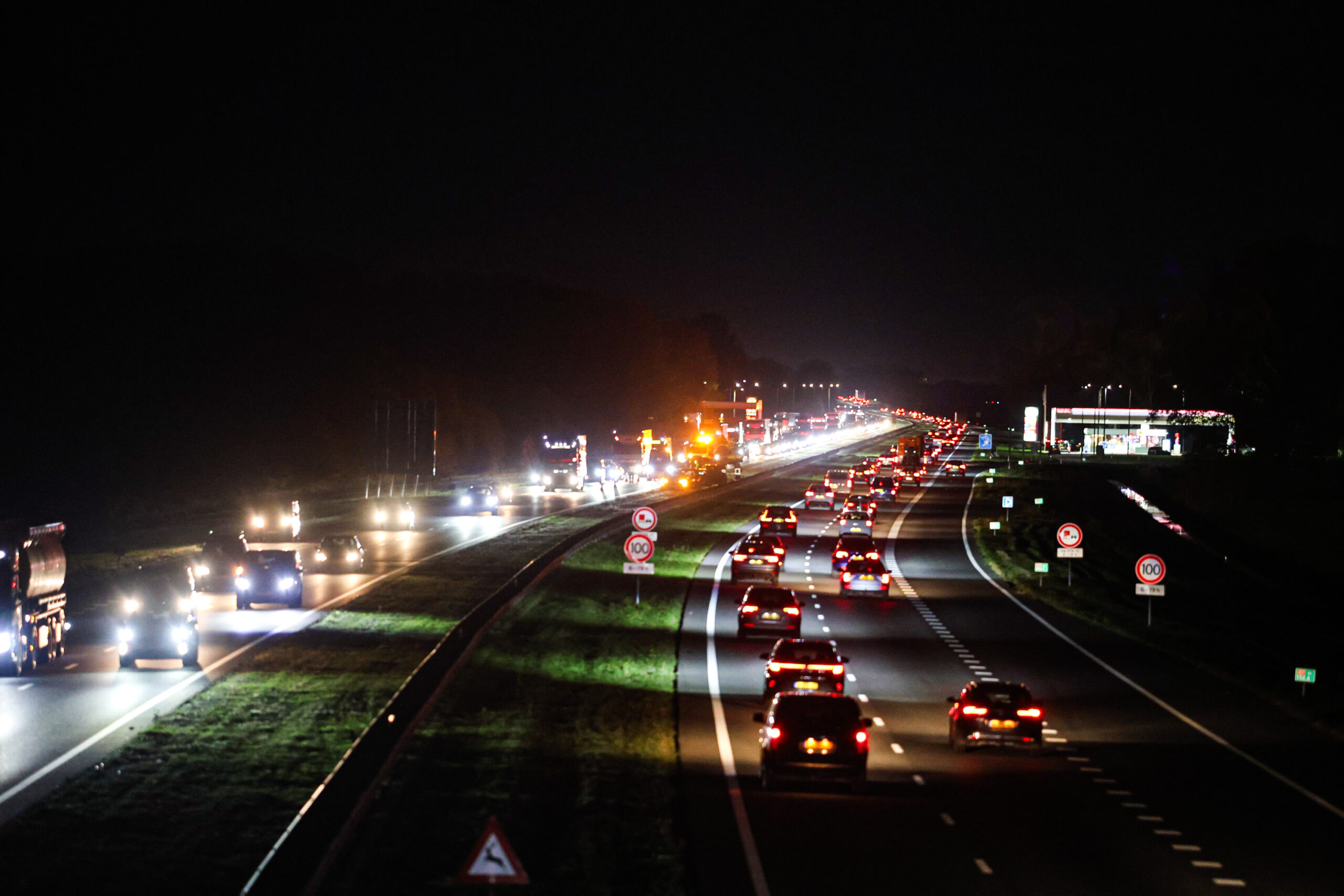 Mega file na ongeval op snelweg met vier auto’s
