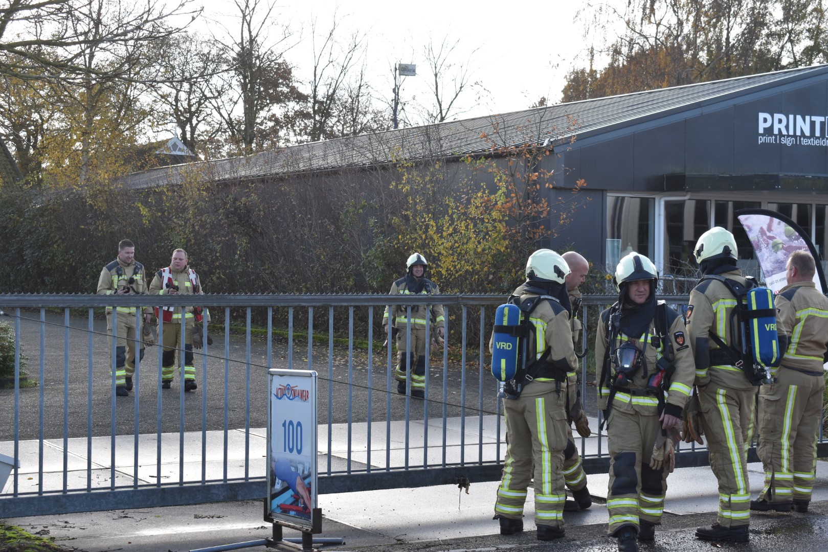 Brandweer onderzoekt melding van brand bij schadeherstelbedrijf