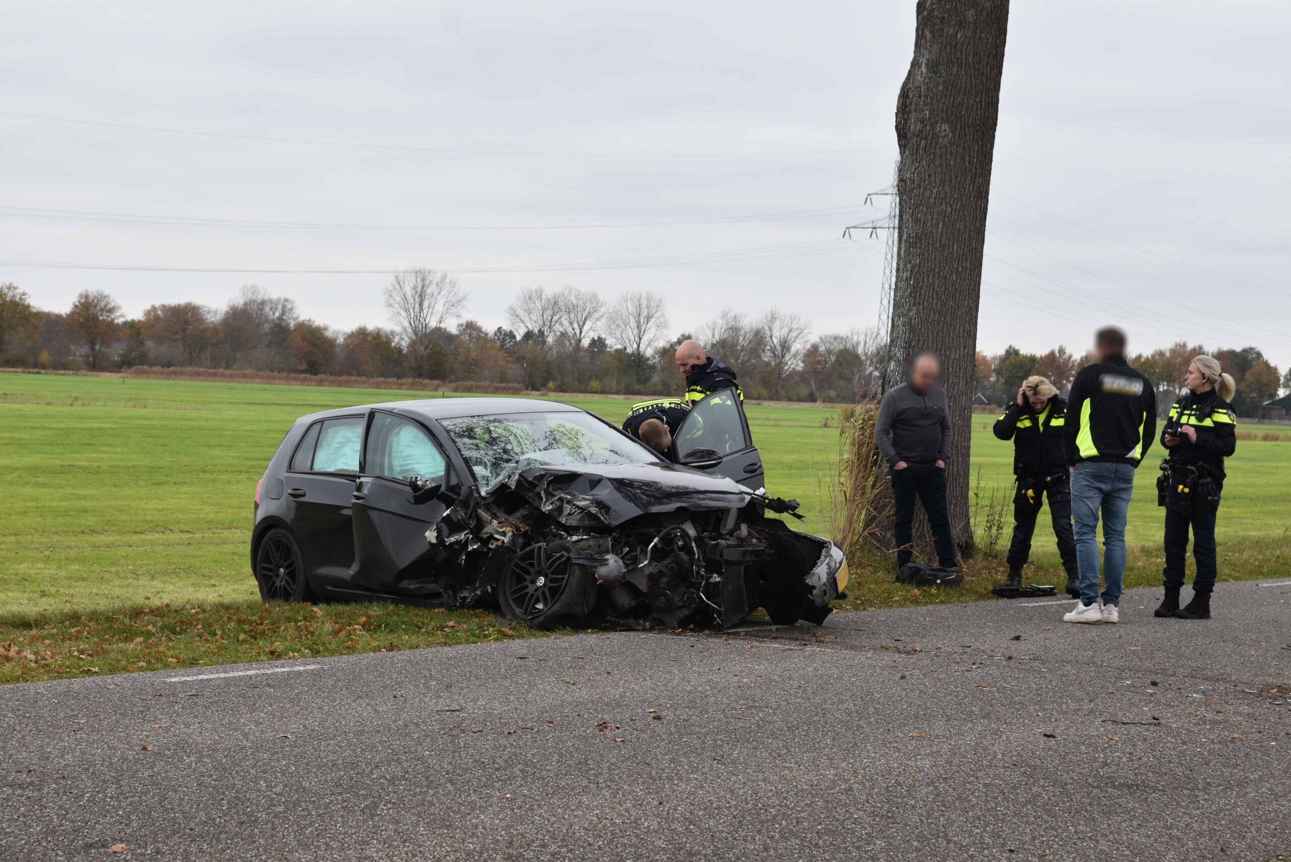 Automobilist botst tegen boom en raakt gewond