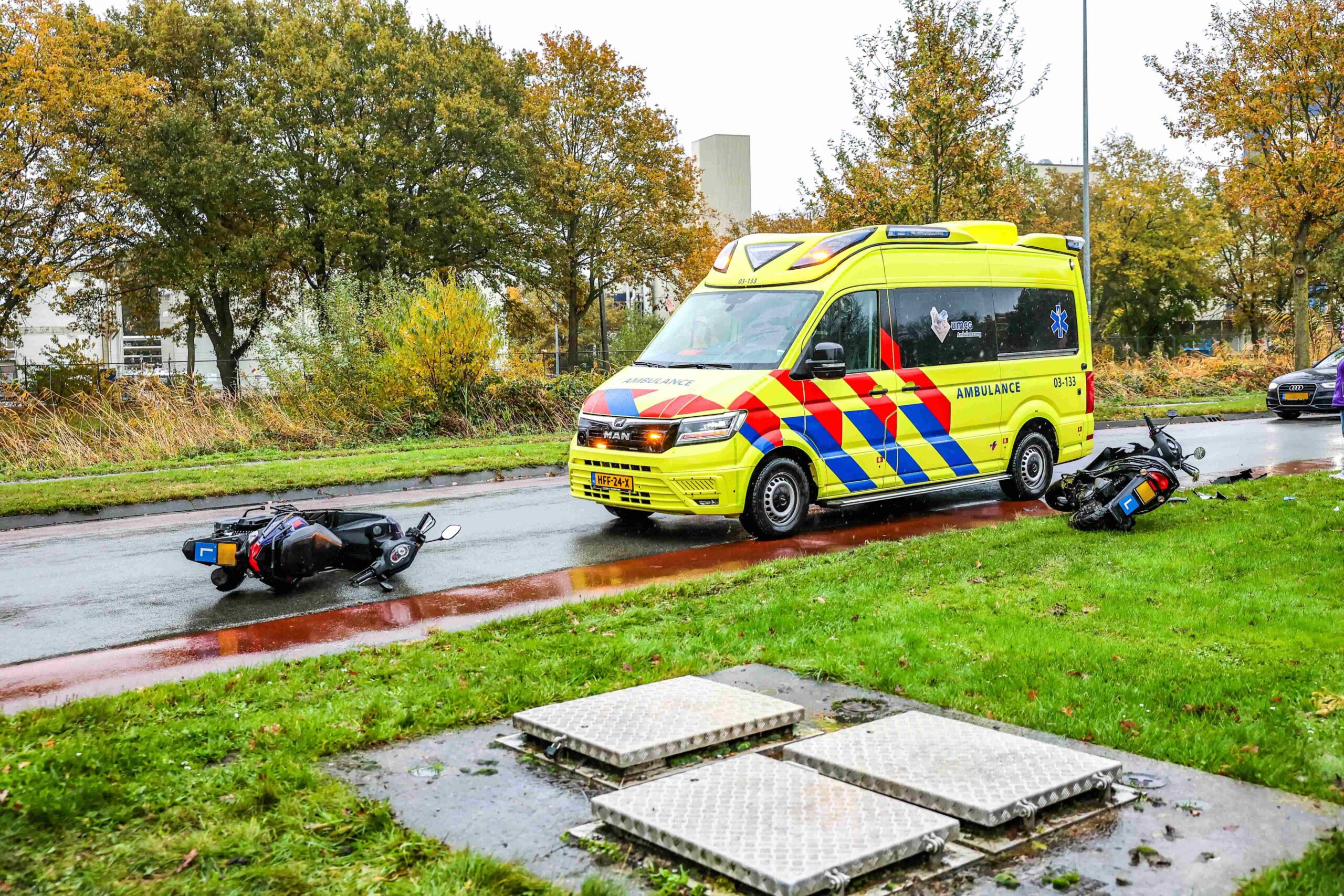 Twee gewonden bij botsing tussen auto en lesscooters