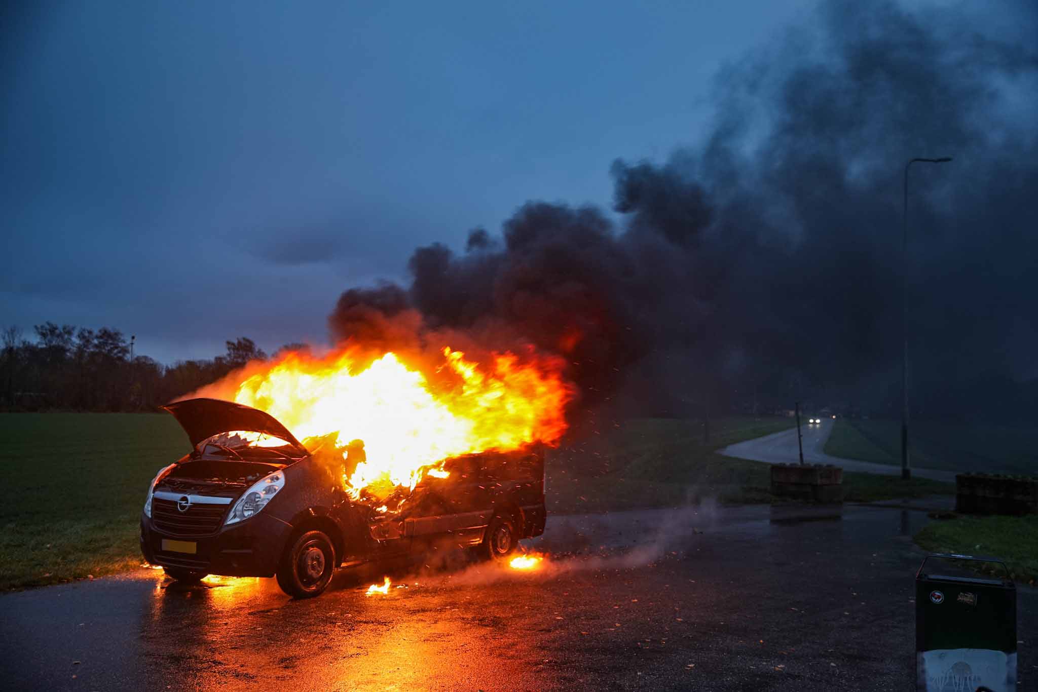 Auto volledig uitgebrand op carpoolplaats