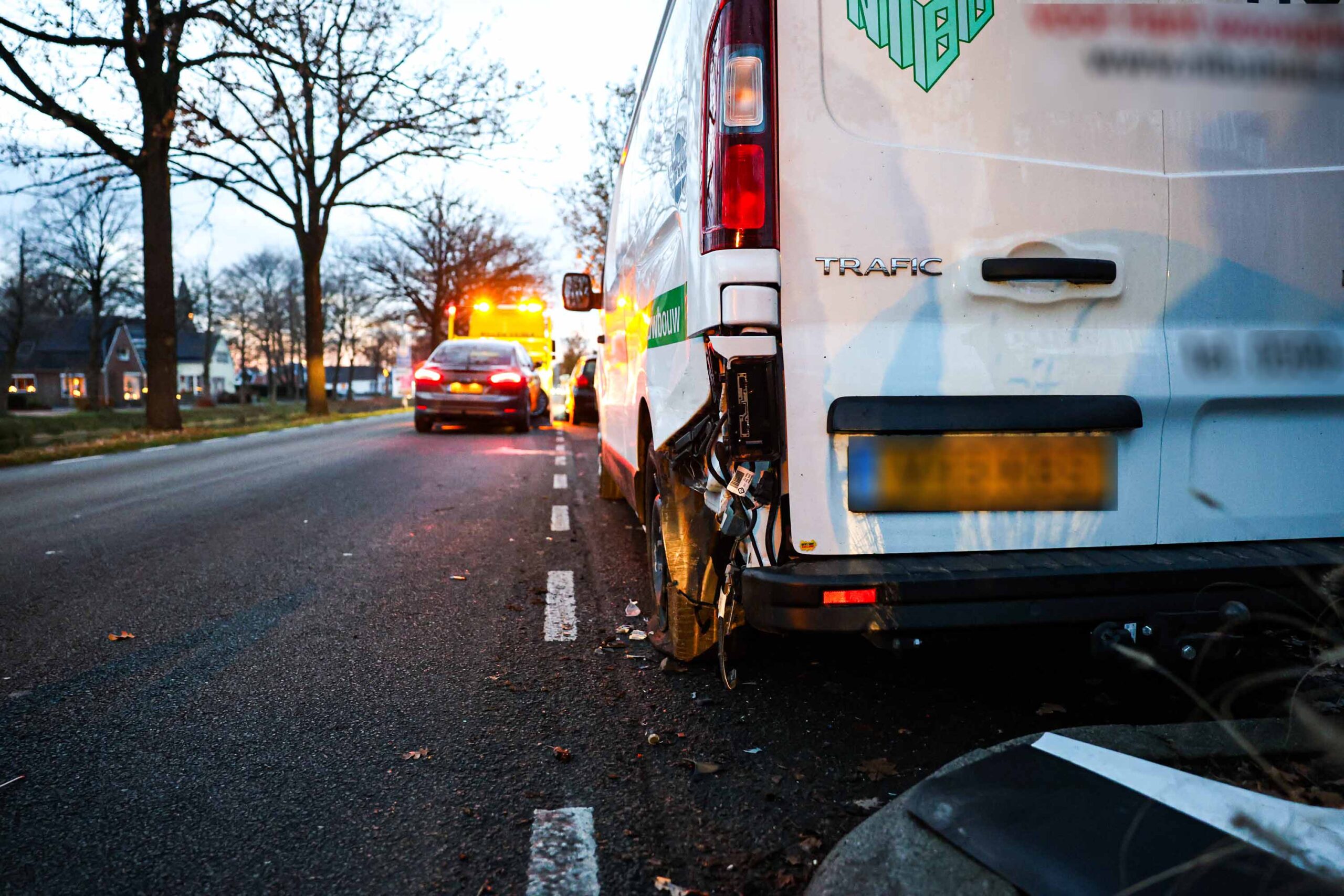 Auto botst op geparkeerde bus, flinke schade