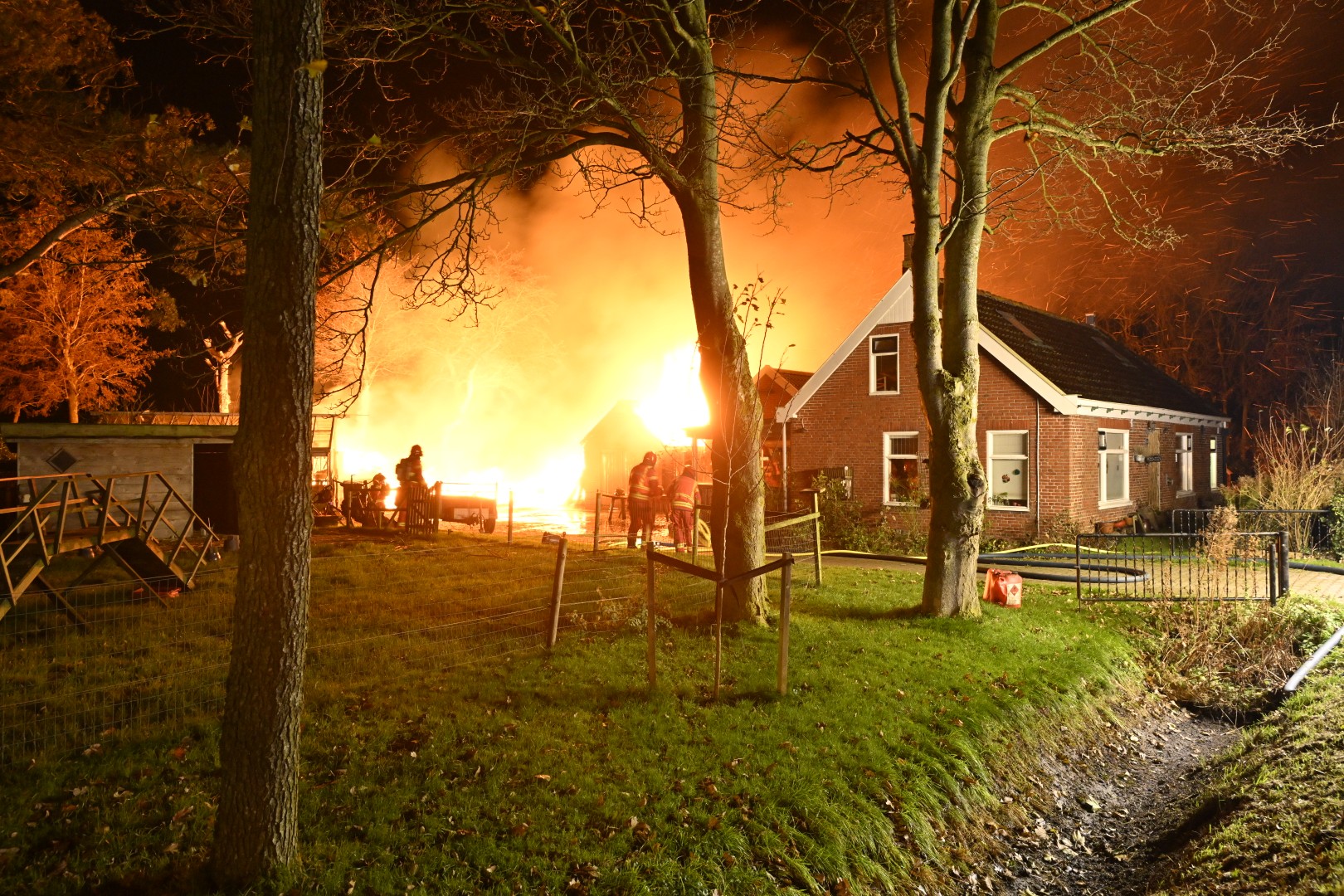 Meerdere schuren in brand, brandweer schaalt op naar grote brand