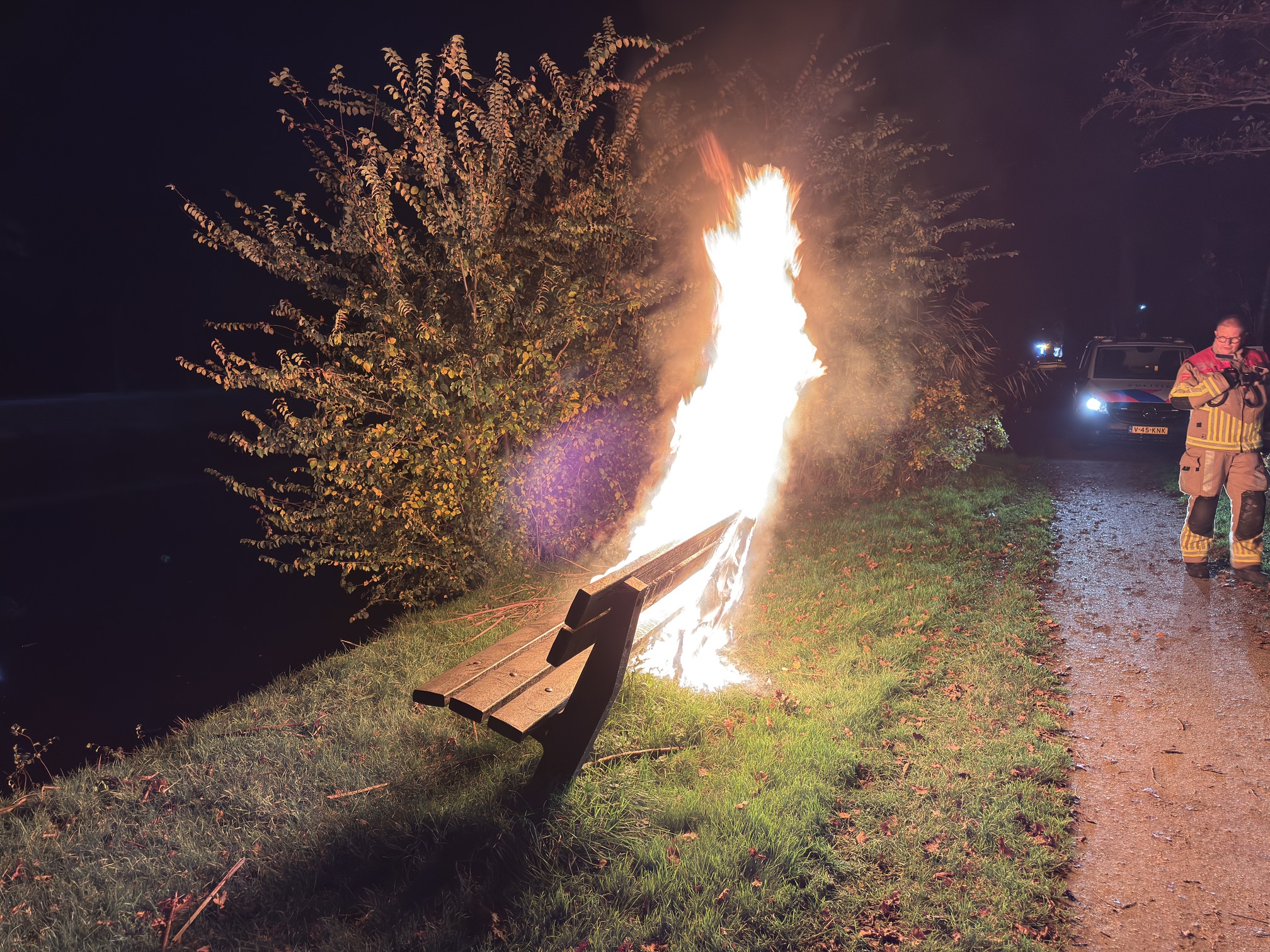 Twee kunststofbankjes in brand gestoken