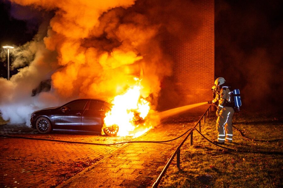 Auto en bestelbus uitgebrand, politie onderzoekt oorzaak