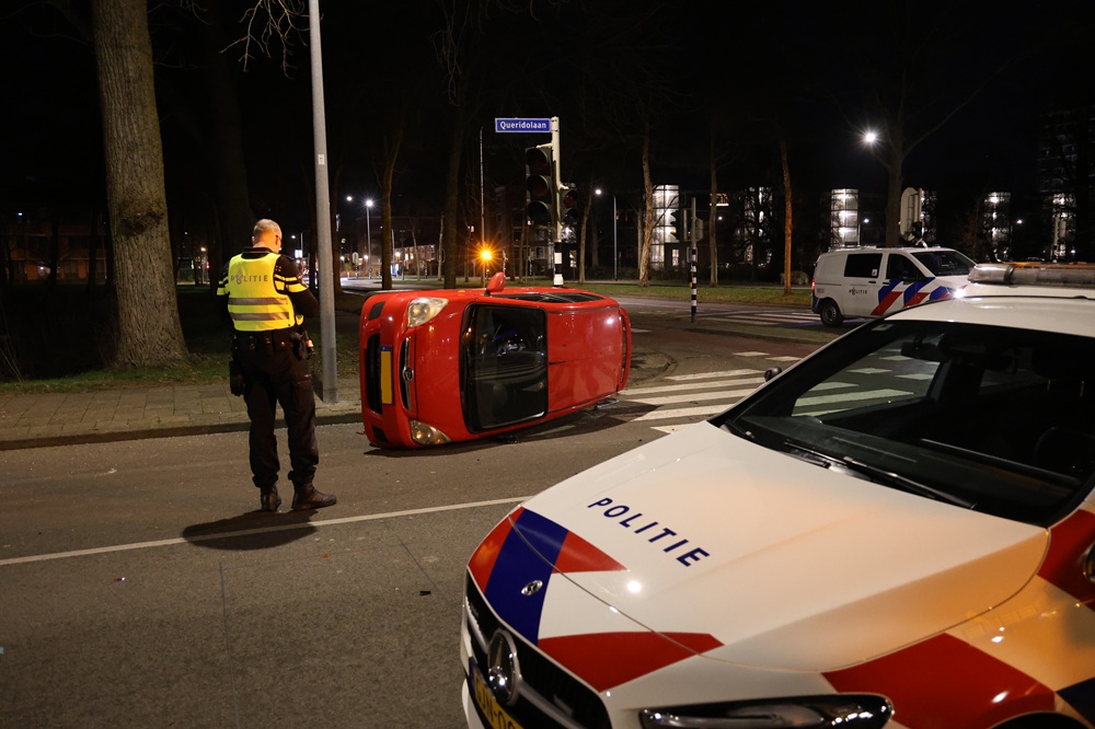 Auto op z’n kant na ongeval, bestuurder aangehouden