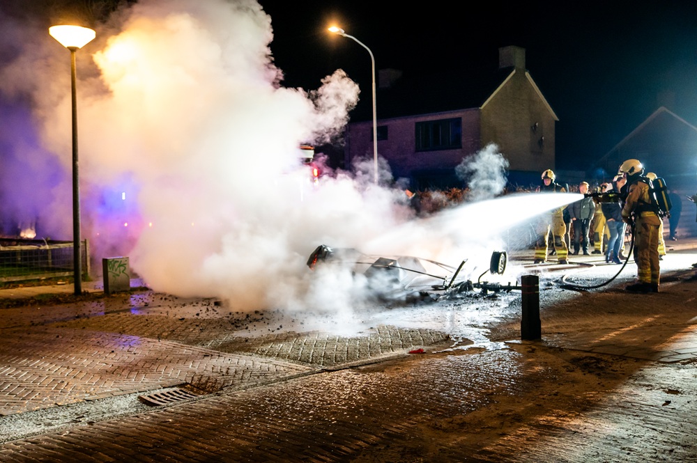 Aanhanger in brand gestoken op kruispunt