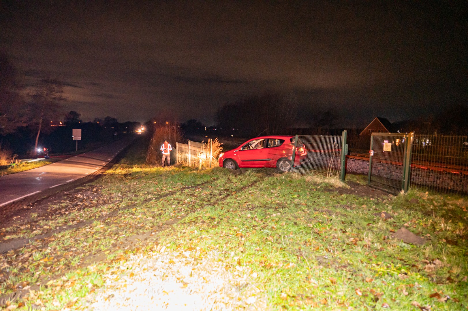 Auto raakt van weg en komt naast spoor tot stilstand