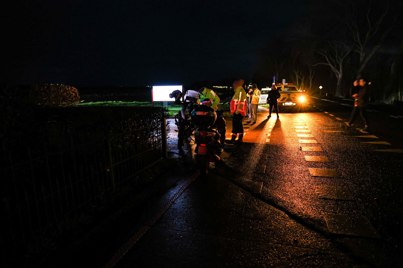 Auto botst op motor verkeersregelaar bij lichtjestocht