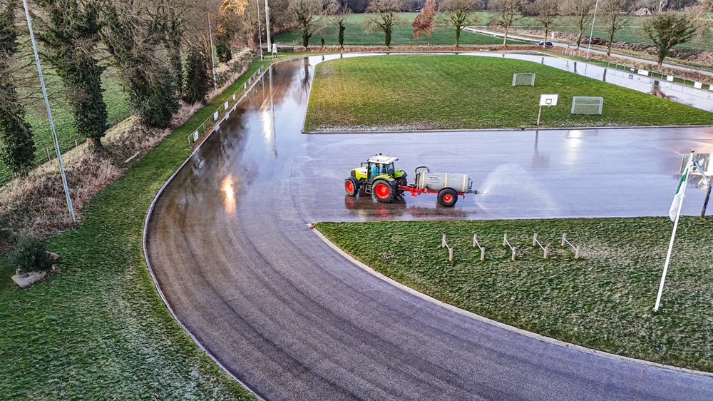 IJsvereniging de Hondsrug maakt de baan klaar