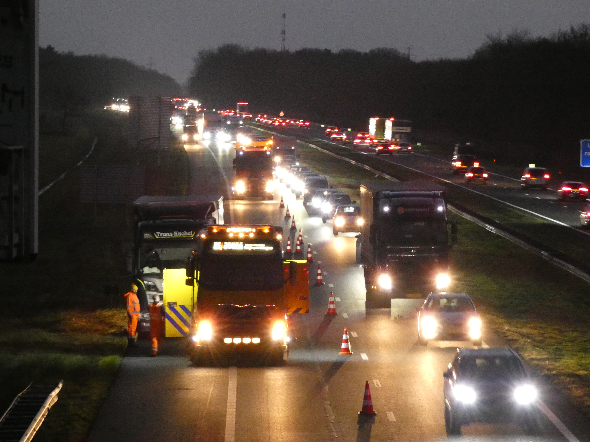 Klapband vrachtwagen op snelweg veroorzaakt tien kilometer file