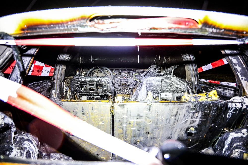 Geparkeerde auto volledig uitgebrand