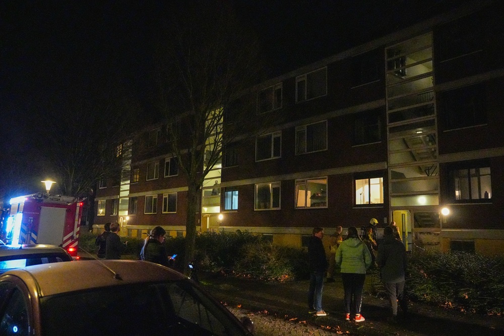 Flatwoning vol rook, man en kind ongedeerd