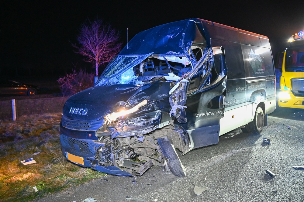 Bestelbus botst achterop vrachtwagen op snelweg