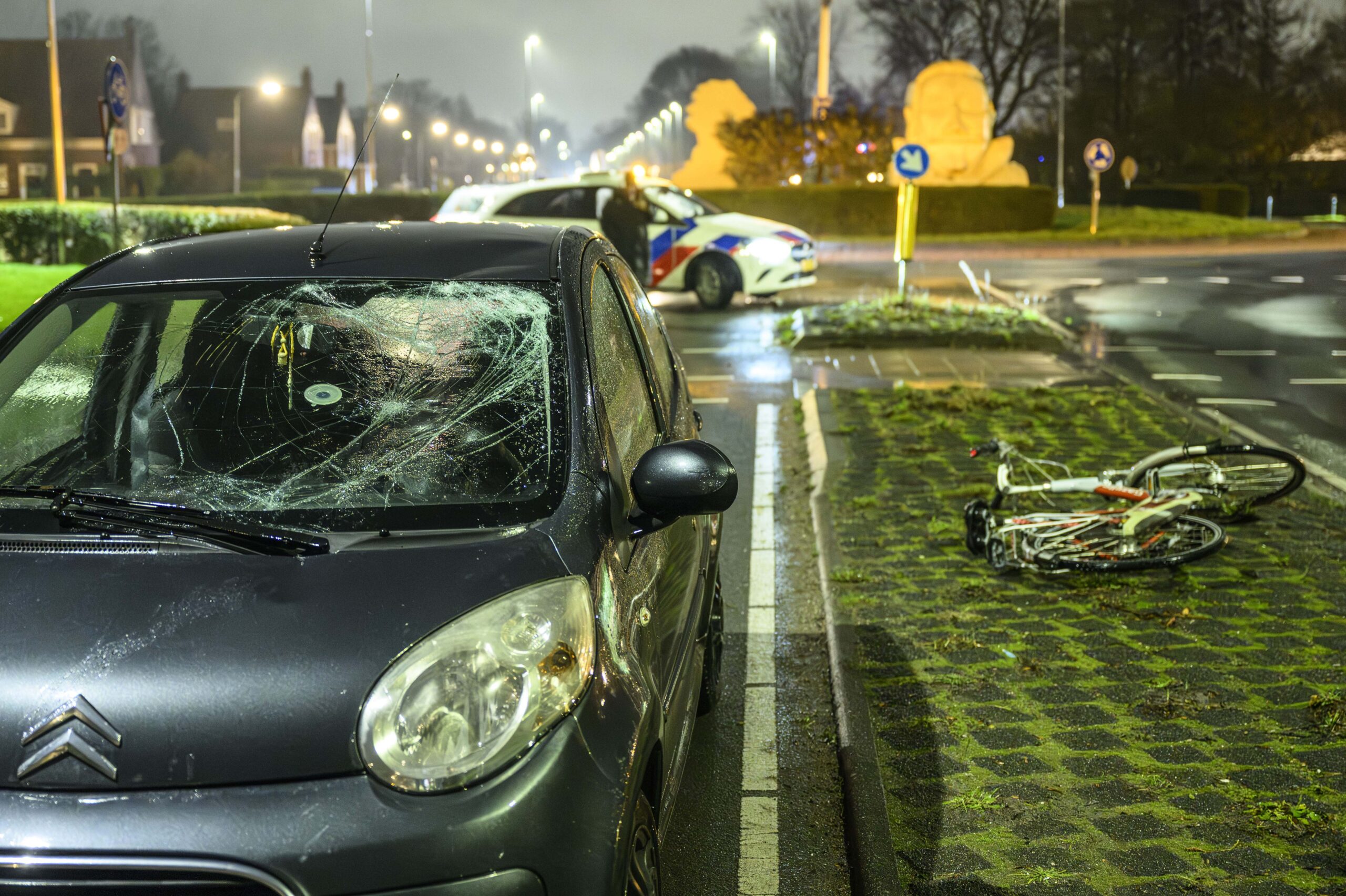 Fietsster geschept door auto tijdens oversteken