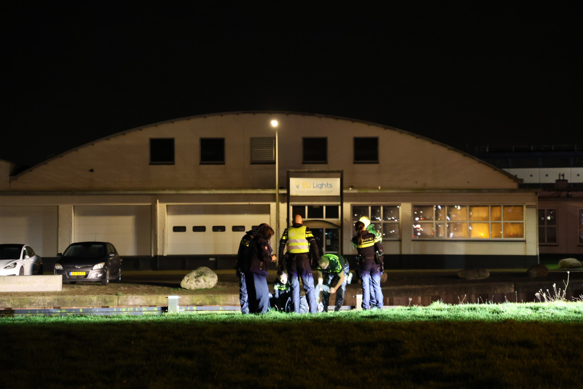 Hulpdiensten groots ingezet na melding persoon te water