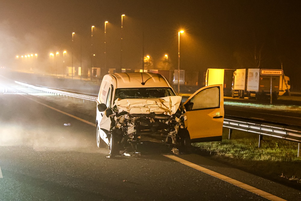 Bestelbus botst achterop bakwagen, bestuurder gewond